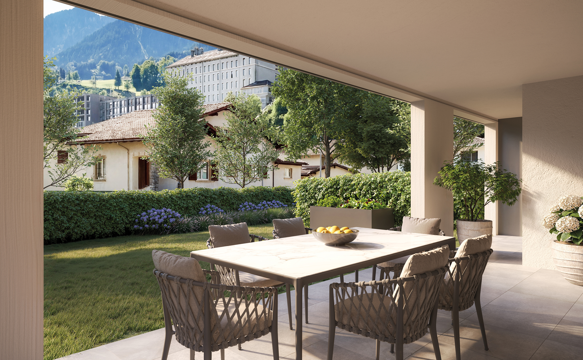 2090_Mels_Terrasse_EG Überdachte Gartenterrasse mit grosszügigem Essbereich, privatem Garten und Blick auf die grüne Berglandschaft.